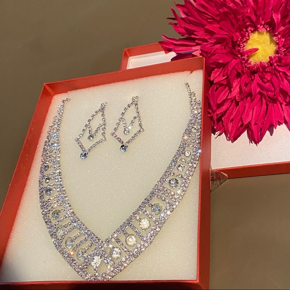 Jewelry - NEW IN BOX Crystal necklace and earring set
